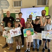 hinten: Schulmilchbauer Faist, Vizepräsidentin ÖR Maria Pein, Milchprinzessin Stefanie Gruber und Kammerobmann Herbert Lebitsch (v.l.), vorne: die Gewinner Emily Kaiser und Moritz Moosbacher (die beiden links)
