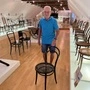 Franz Hammer führt gemeinsam mit einem Kollegen durchs Thonet-Museum in Friedberg. Zuhause hat er ein Modell des Architekten Adolf Loos. „Er steht in der Küche. Meine Frau Agnes sitzt jeden Tag darauf“