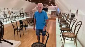 Franz Hammer führt gemeinsam mit einem Kollegen durchs Thonet-Museum in Friedberg. Zuhause hat er ein Modell des Architekten Adolf Loos. „Er steht in der Küche. Meine Frau Agnes sitzt jeden Tag darauf“