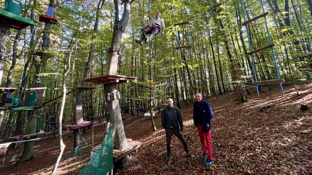 Siegfried Lattmanig (rechts) mit  Outdoor-Guide Helmut Schnur. Bei der Arbeit: Eric Holstvoogd