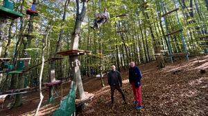 Siegfried Lattmanig (rechts) mit  Outdoor-Guide Helmut Schnur. Bei der Arbeit: Eric Holstvoogd