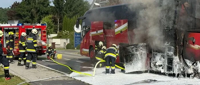 Der Reisebus fing während der Fahrt Feuer – zuvor hat er Senioren transportiert