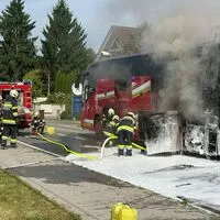 Der Reisebus fing während der Fahrt Feuer – zuvor hat er Senioren transportiert