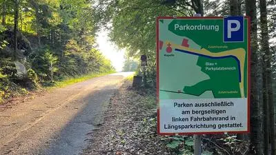 Noch auf Gemeindegrund steht ein Schild, wie man am Kulm bei Weiz gesetzeskonform parken darf