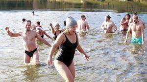 28 Schwimmer tauchten in die Fluten des bitterkalten Großsteinbacher Freizeitteiches