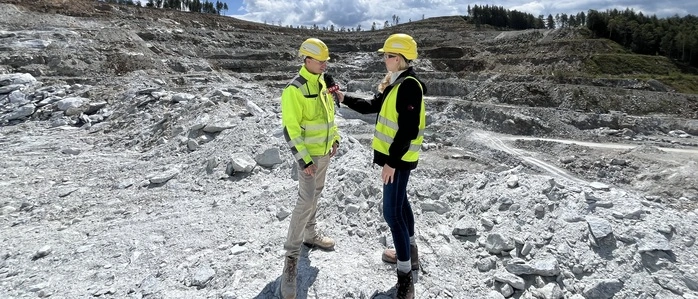 Täglich werden hier zwischen 6000 und 10.000 Tonnen Material bewegt: ORF-Außenreporterin Larissa Robitschko beim Interview mit Maximilian Schall, Betriebsleiter