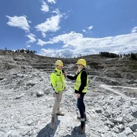 Täglich werden hier zwischen 6000 und 10.000 Tonnen Material bewegt: ORF-Außenreporterin Larissa Robitschko beim Interview mit Maximilian Schall, Betriebsleiter