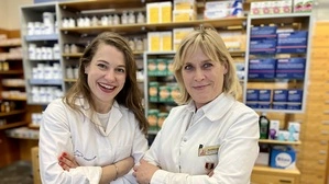 Anna Wurzer (36) mit ihrer Kollegin Doris Pieler (54): „Wir sind nicht nur Pharmazeuten, wir sind Seelsorger, wir sind Nachbarn, wir sind Freunde“