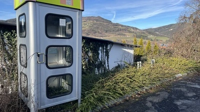 Einsamer Einzeller: Öffentliche Telefonzelle in Stubenberg am See neben dem Parkplatz eines insolventen Hotels