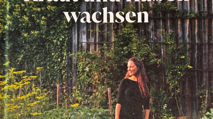 Wo Kraut und Rüben wachsen von Laura Wagner (Verlag Prestel, 29,50 Euro).
Eine Berliner Aussteigerin schildert ihr Leben am Land – vom ersten Beet bis zur großen Ernte. Von Erwartungen und Träumen bis hin zur Realität. Dazu gibt’s ganz persönliche Kochideen und Bilder, die die Gartenträume dokumentieren.