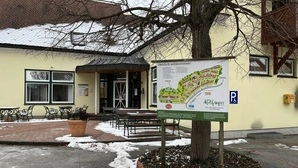 Drei Eigentümergemeinschaften benützen Wilfingers Badehaus in der Mitte des Biodorfs