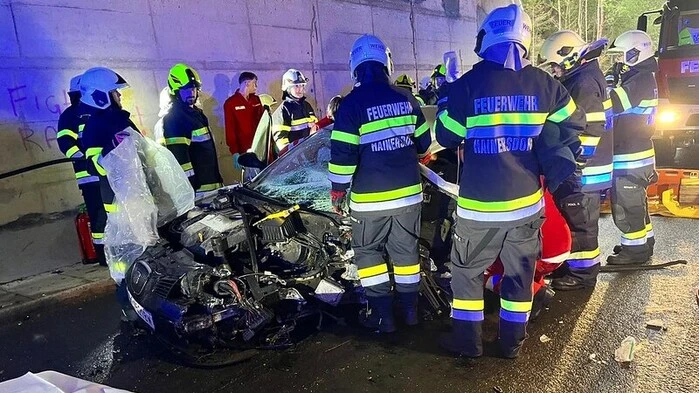 Einsatzkräfte von vier Feuerwehren rückten an, um die eingeklemmte Person aus dem Auto zu befreien