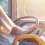 Busfahrer am Lenkrad