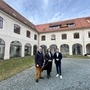 Architekt Friedrich Ohnewein, Agrar- und Wohnbaulandesrätin Simone Schmiedtbauer und Hannes Schwarz, Klubobmann der SPÖ Steiermark vor dem Ärztezentrum