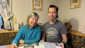 Anni und Albert Liebmann blättern in Fotoalben. „Damals konnte man das alles noch nicht googeln. Ich bin sehr froh darüber, das hätte mich verrückt gemacht“