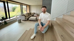 Kevin Wagner, der einen Online-Kurs für Bauherren anbietet, in seinem Haus in Greinbach: „Planung und präzise Kommunikation ist beim Bauen alles“ 