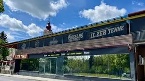 Am 4. Mai 2024 schloss die „Ilzer Tenne“ für immer ihre Tore. Nun soll das Gebäude über Willhaben verkauft werden. Unter anderem möglich: ein Wohnhaus mit rund 20 Wohnungen zu je 65 Quadratmeter