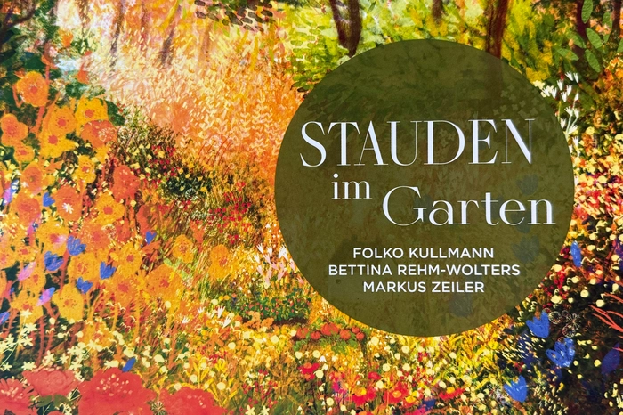 Stauden im Garten u.a. von Folko Kullmann (Verlag Callwey, 47,50 Euro). 
Das Dreierteam an Autoren hat das Thema Stauden besonders lesenswert und informativ aufbereitet. Viele Pflanzvorschläge aber auch Pflegetipps und natürlich eine große Auswahl an Staudenlieblingen werden in dem Pracht-Bildband gezeigt. Absolut den hohen Preis wert.
