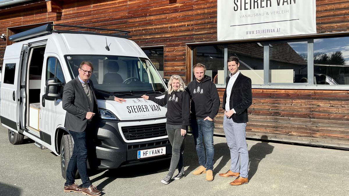 In den Ökopark übersiedelt: Andrea Rath und Andreas Sammer von „Steirervan“ mit Bürgermeister Marcus Martschitsch und Christoph Ehrenhöfer (Stadtwerke Hartberg)