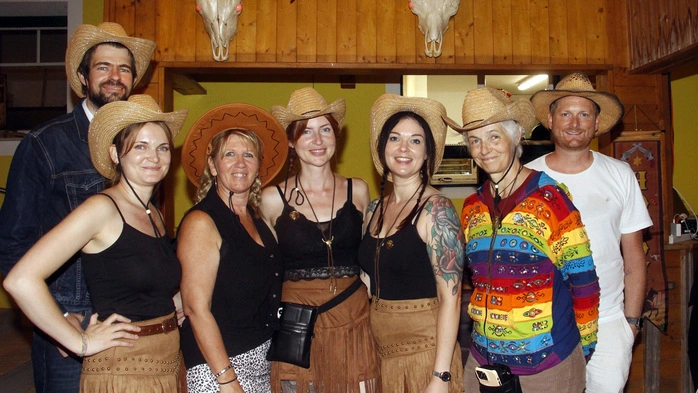 Die „Western-Girls“ mit Inhaberin Sophia Hofinger (3.v.l. vorne) freuten sich über den großen Erfolg bei ihrem ersten Western-Abend