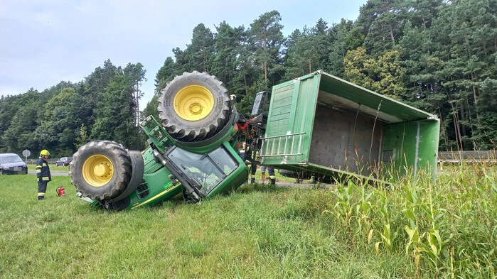 Montagvormittag überschlug sich ein Traktor in Lafnitz und blieb auf dem Dach liegen