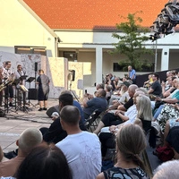 Volles Haus beim Abschlusskonzert im Hof der Musikschule in Ilz