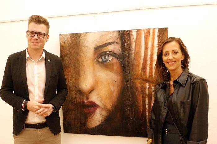 Kulturreferent Gregor Sommer mit Künstlerin Claudia Perhofer-Pöllabauer bei der Vernissage in der Galerie im Alten Rathaus