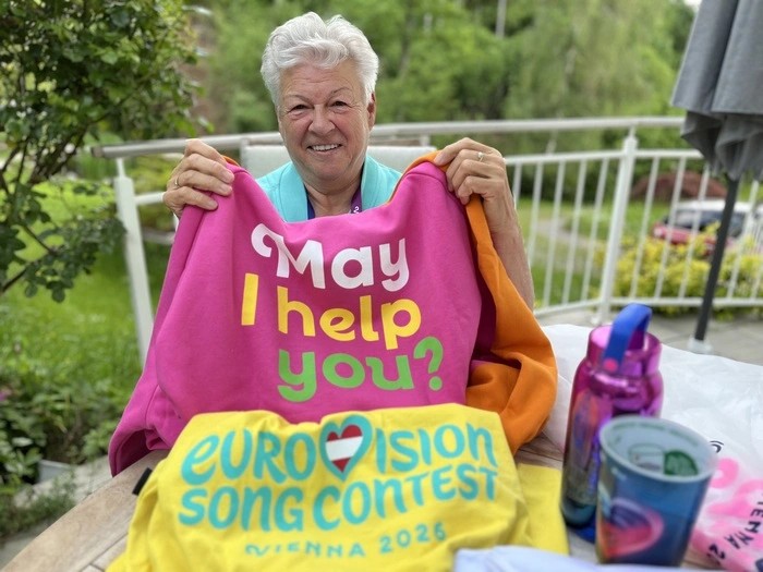 Die 71-Jährige wurde extra für den Songcontest ausgerüstet