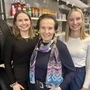 Frauen-Trio mit Benzin im Blut: Stefanie, Maria und Anna Katharina Huber führen eine Tankstelle in Hirnsdorf an der B54