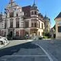 Am Hartberger Hauptplatz durchzieht Asphalt die alte Pflasterung von der Kirche bis zur Mariensäule. 