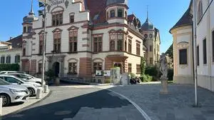 Am Hartberger Hauptplatz durchzieht Asphalt die alte Pflasterung von der Kirche bis zur Mariensäule. 