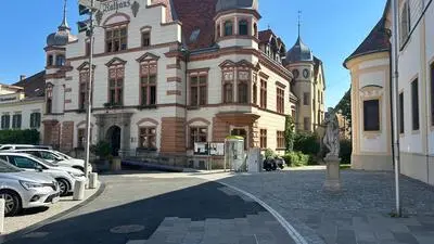 Am Hartberger Hauptplatz durchzieht Asphalt die alte Pflasterung von der Kirche bis zur Mariensäule. 