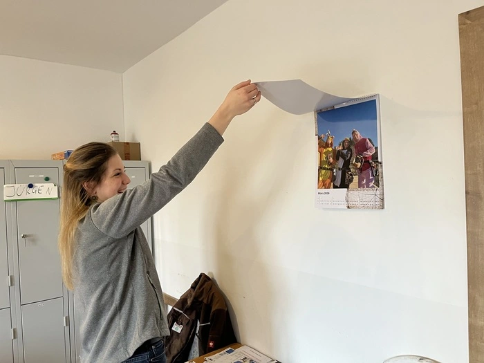Ein Kalender mit Fotos von besonderen Events erheitert den Arbeitsalltag