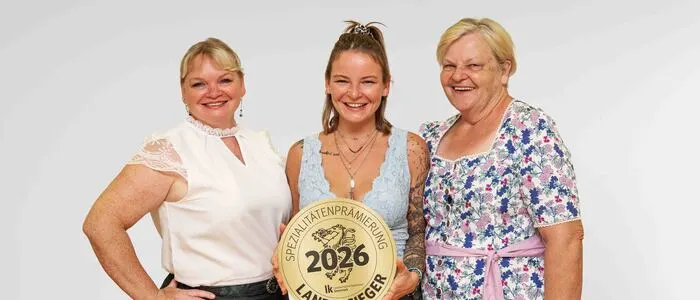 Sonja, Jasmin und Herta Höfler (v. l.) vom Buschenschank Höfler freuen sich über den Landessieg mit ihren „Faschingskrapfen“
