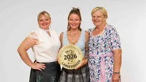 Sonja, Jasmin und Herta Höfler (v. l.) vom Buschenschank Höfler freuen sich über den Landessieg mit ihren „Faschingskrapfen“