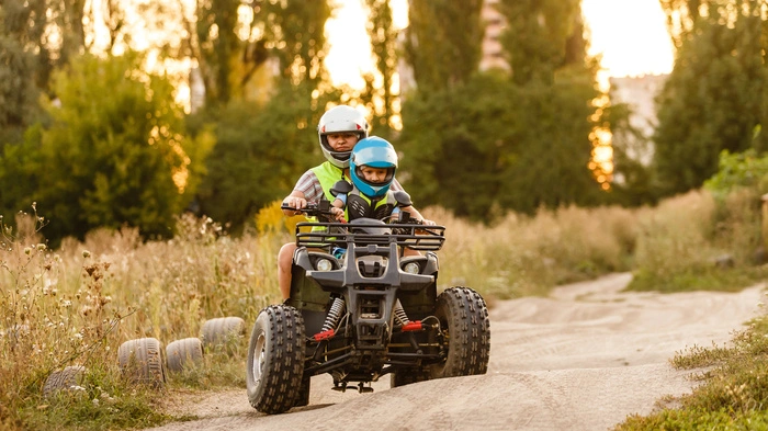 Nicht entsprechend ausgerüstet – wie auf diesem Bild – war der Angeklagte mit dem Sohn seiner Freunde unterwegs. Beide trugen keinen Helm, außerdem hatte der Mann 1,16 Promille bei der Spritztour (Sujetbild)