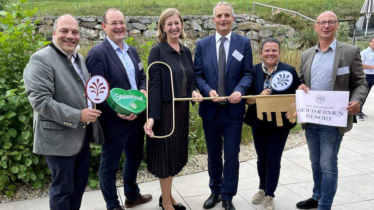 Christian Rotter (Eigentümer und Geschäftsführer der H<sub>2</sub>O-Therme), Markus Leitner (Prokurist Steiermark Tourismus), Landesrätin für Tourismus Barbara Eibinger-Miedl, Gernot Deutsch (Geschäftsführer Heilthermen Resort Bad Waltersdorf), Sonja Skalnik (Vorsitzende des Tourismusverbandes Thermen- & Vulkanland) und Christian Contola (Geschäftsführer des Tourismusverbandes Thermen-& Vulkanland)