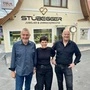 Konnten im September 2024 Einbrechern ein Schnippchen schlagen: Peter Berghofer mit den Cafébetreibern Sieglinde und Wolfgang Wetzelberger
