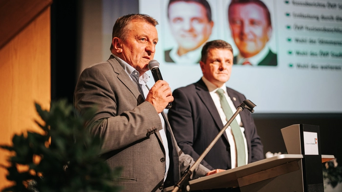 „Schulterschluss“ der Bürgermeister Josef Kapper (Söchau, links) und Franz Jost (Fürstenfeld)