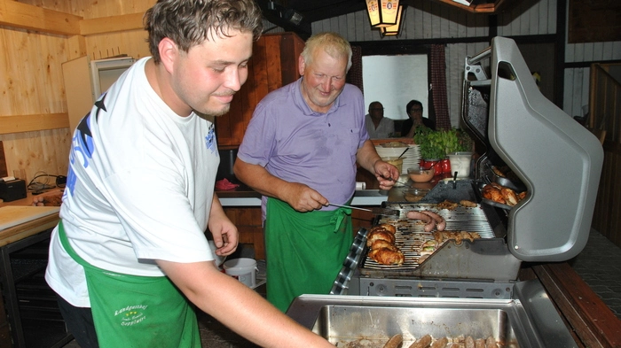 Josef „Sepp“ Blumrich (rechts) steht seit 50 Jahren freitags am Grill