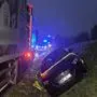 Verkehrsunfall in den frühen Morgenstunden: Bei einem Überholmanöver touchierte ein Pkw einen Lkw