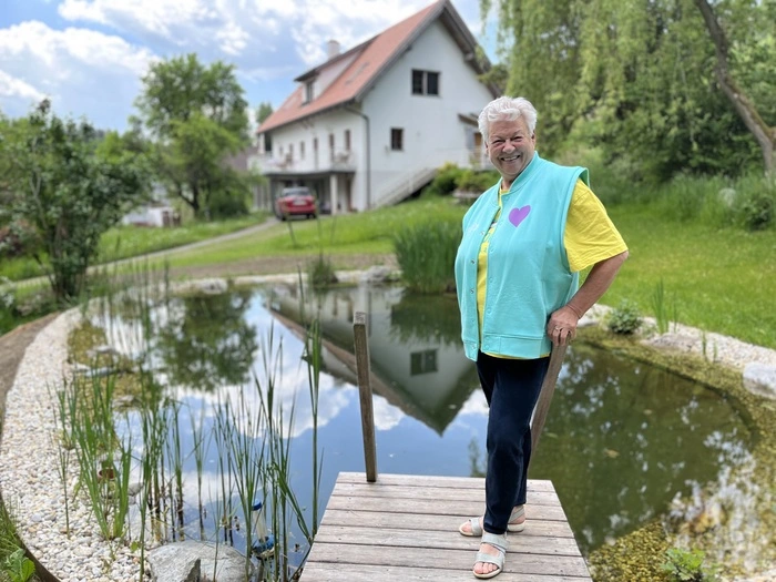 Maria Thalhammer bei ihrem kleinen Teich: „Ich habe auch getrauert, so ziemlich genau ein Jahr. Dann dachte ich: Ich lebe ja noch. Es ist mein Leben“