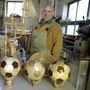 Adolf Dunkl in seiner Werkstatt, in der noch viele andere Kunstwerke aus Holz entstehen 