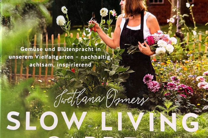 Slow Living Garden von Swetlana Osmers (Verlag Gräfe und Unzer, 31,50 Euro)
Rund um eine alte Mühle aus Familienbesitz entstand ein idyllischer Garten für Mensch und Tier. Achtsamkeit steht für die Autorin ganz an oberster Stelle und die Freude am Wachsen, Erleben und Ernten – das spürt man auf jeder Seite des inspirierenden Buches.

