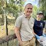 Reinhard Pichler, Fachtierarzt für Zoo- und Wildtiere der Tierwelt Herberstein, mit Tierpflegerin Silke Peternusch vor dem Löwen-Gehege. Im Hintergrund: Amira und Caesar 