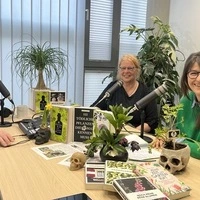 delikt-Host David Knes, Giftgärtnerin und Krimiautorin Klaudia Blasl mit Redakteurin Carmen Oster