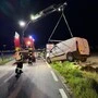 Aus noch ungeklärter Ursache landete Samstagnacht ein Kleintransporter im Graben