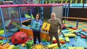 Geburtstag mit Schwung: Ute Portschy-Heidenreich und Roland Poiger im Kinderbereich der im November 2024 eröffneten Trampolinhalle „StarJump“ in Oberwart