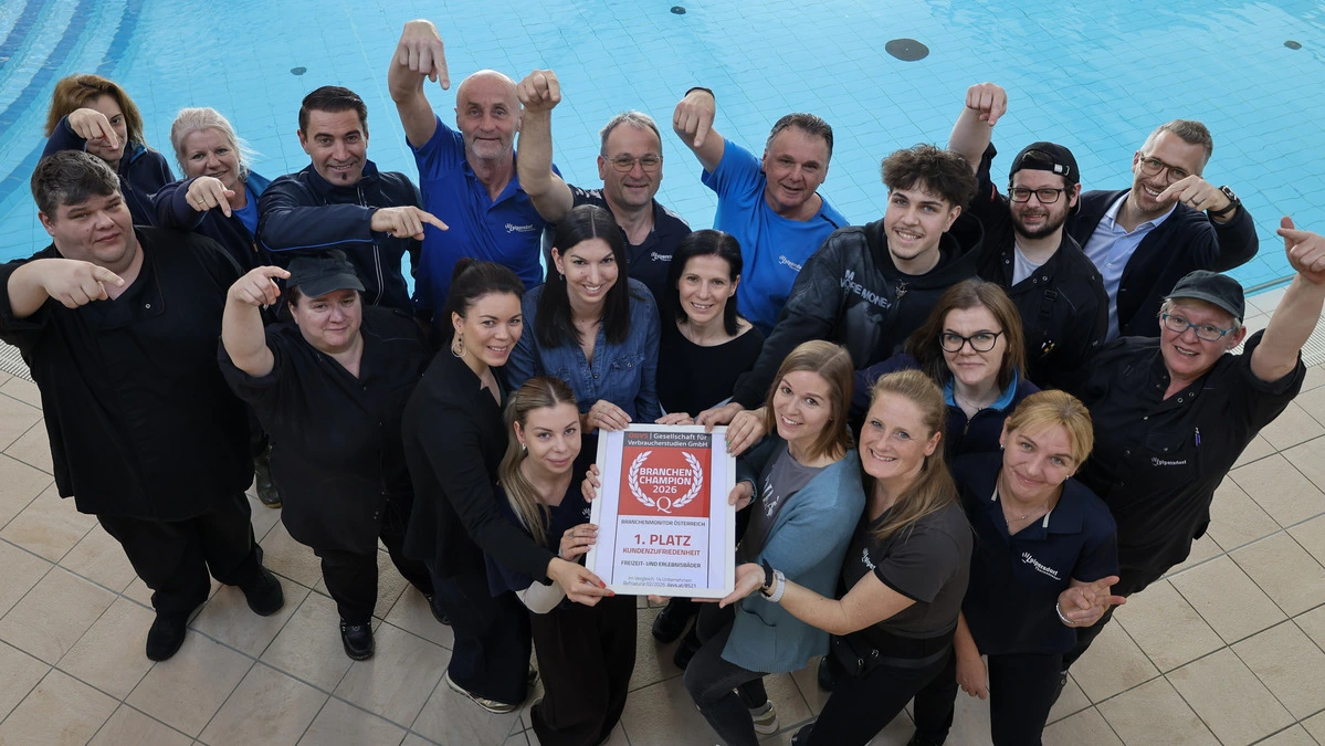 Geschäftsführer Philip Borckenstein-Quirini (rechts außen) mit Mitarbeiterinnen und Mitarbeitern des Thermenresorts Loipersdorf