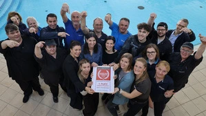 Geschäftsführer Philip Borckenstein-Quirini (rechts außen) mit Mitarbeiterinnen und Mitarbeitern des Thermenresorts Loipersdorf